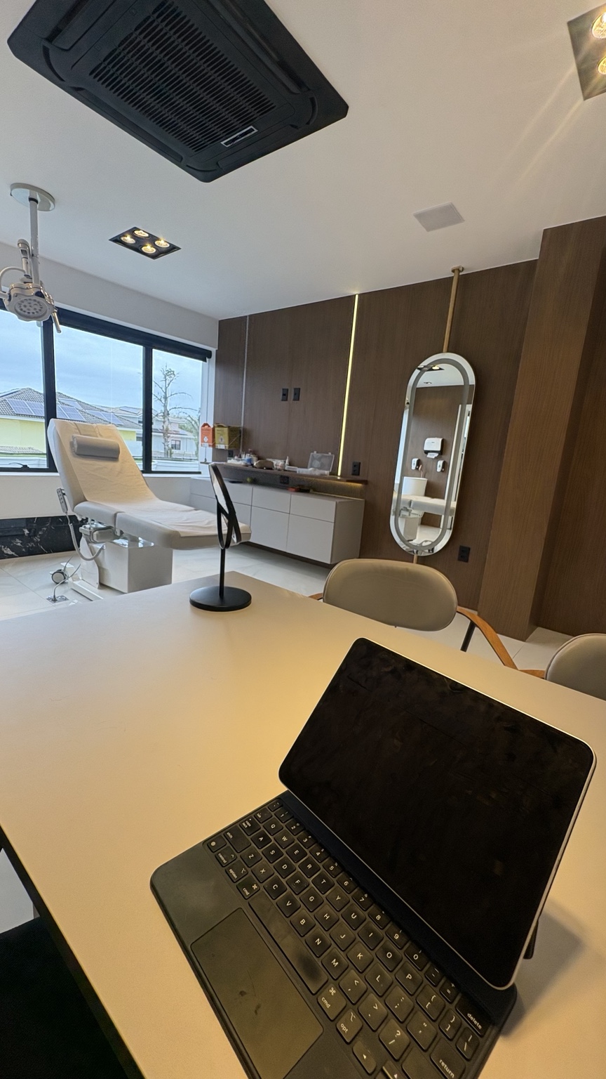 Consultório com iluminação natural, espelho e detalhes em madeira